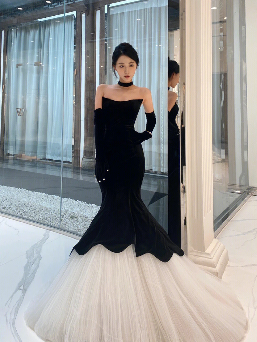 Vintage Long Strapless Satin Evening Dresses With Gloves Mermaid Black Tulle Pleated Sweep Train Formal Party Dress for Women