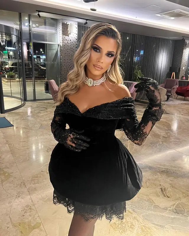 Black Lace Velvet Short Cocktail Dresses with Gloves Off the Shoulder Mini Length Prom Gown Customized Formal Party Dress 2024