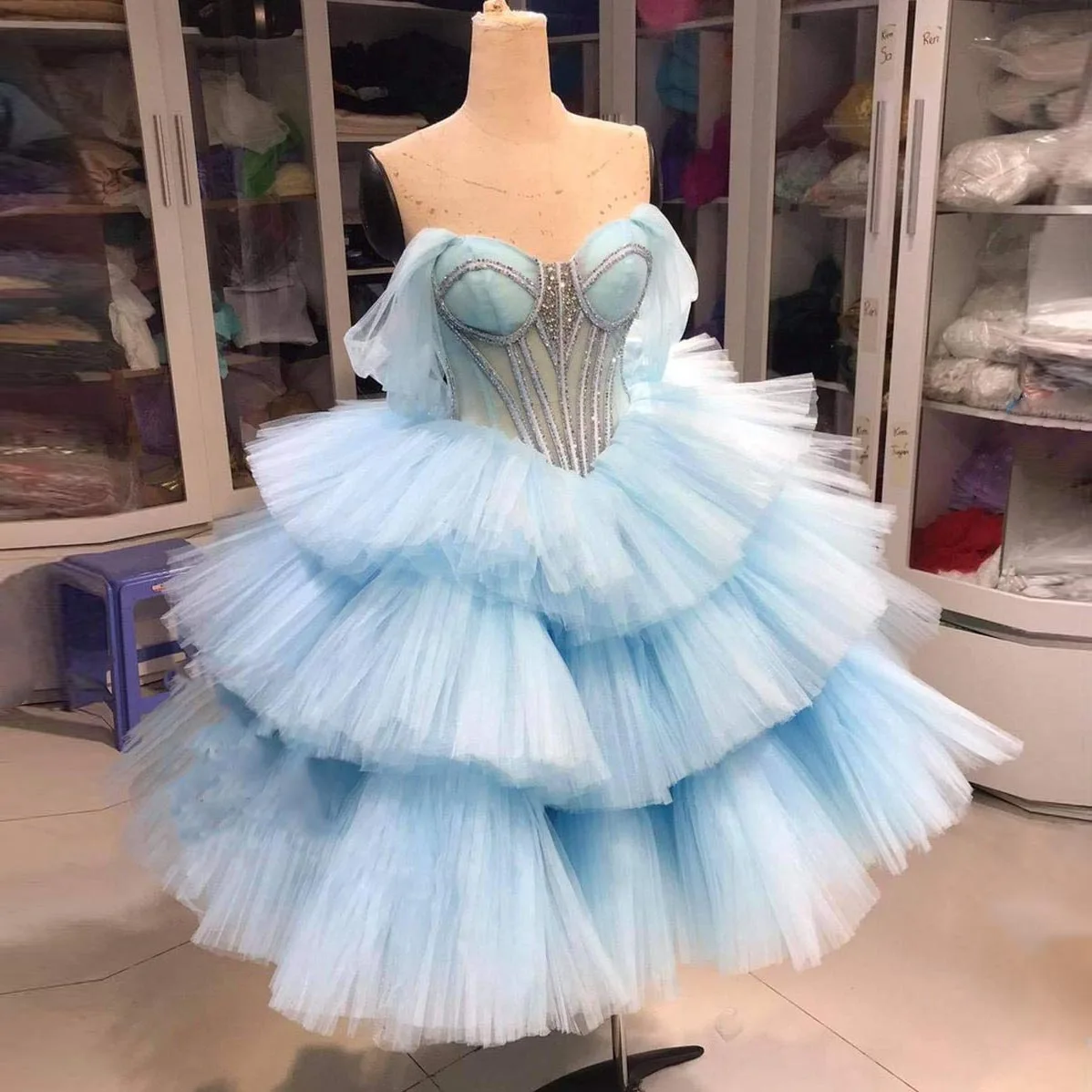 Sky Blue Puffy Tulle Midi Prom Dresses Off Shoulder Fluffy Layered Tulle Cocktail Gown Sweet Women Short Formal Occasion Dress