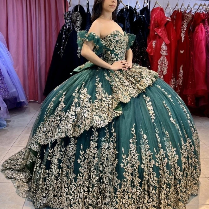 Luxury Emerald Green Off The Shoulder Quinceanera Dresses Ball Gown Gold Appliques Lace Tull Birthday Party Dress vestido de 15